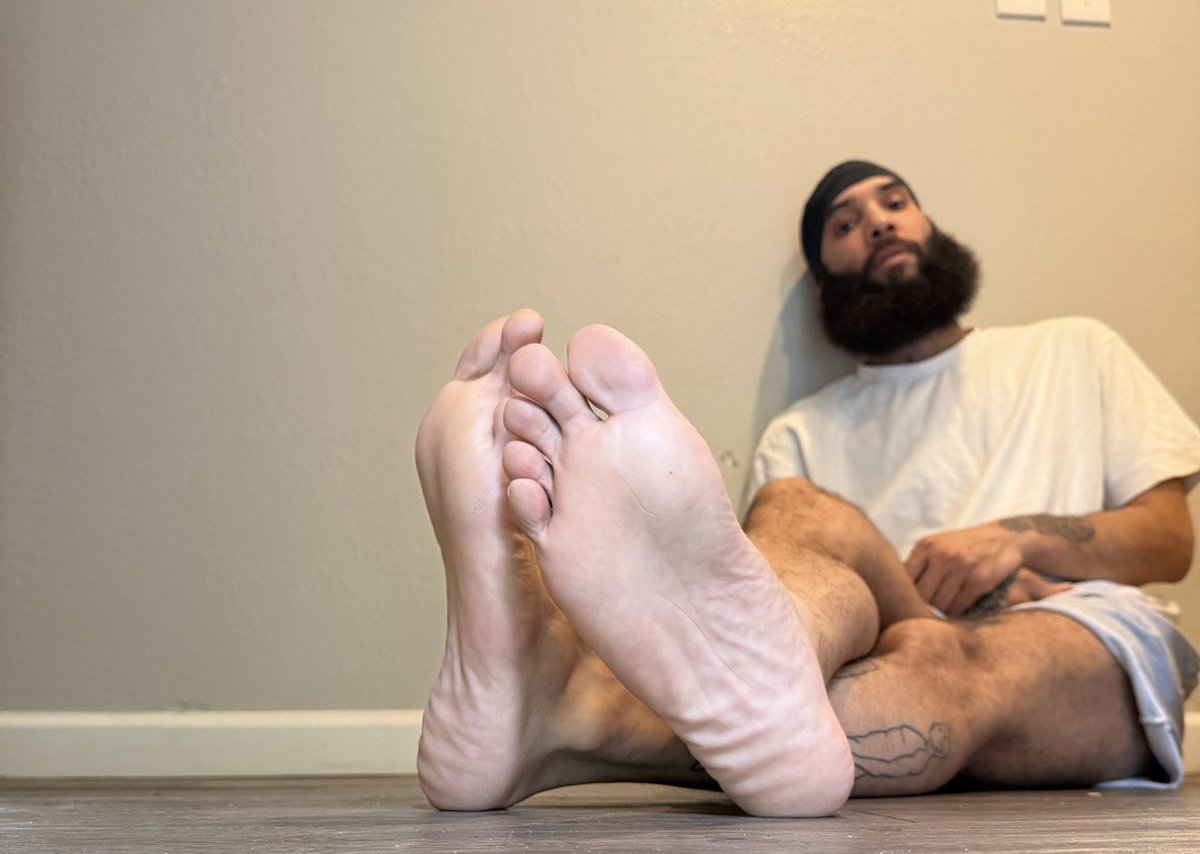 🦶🏼🍑🍌 tweet media