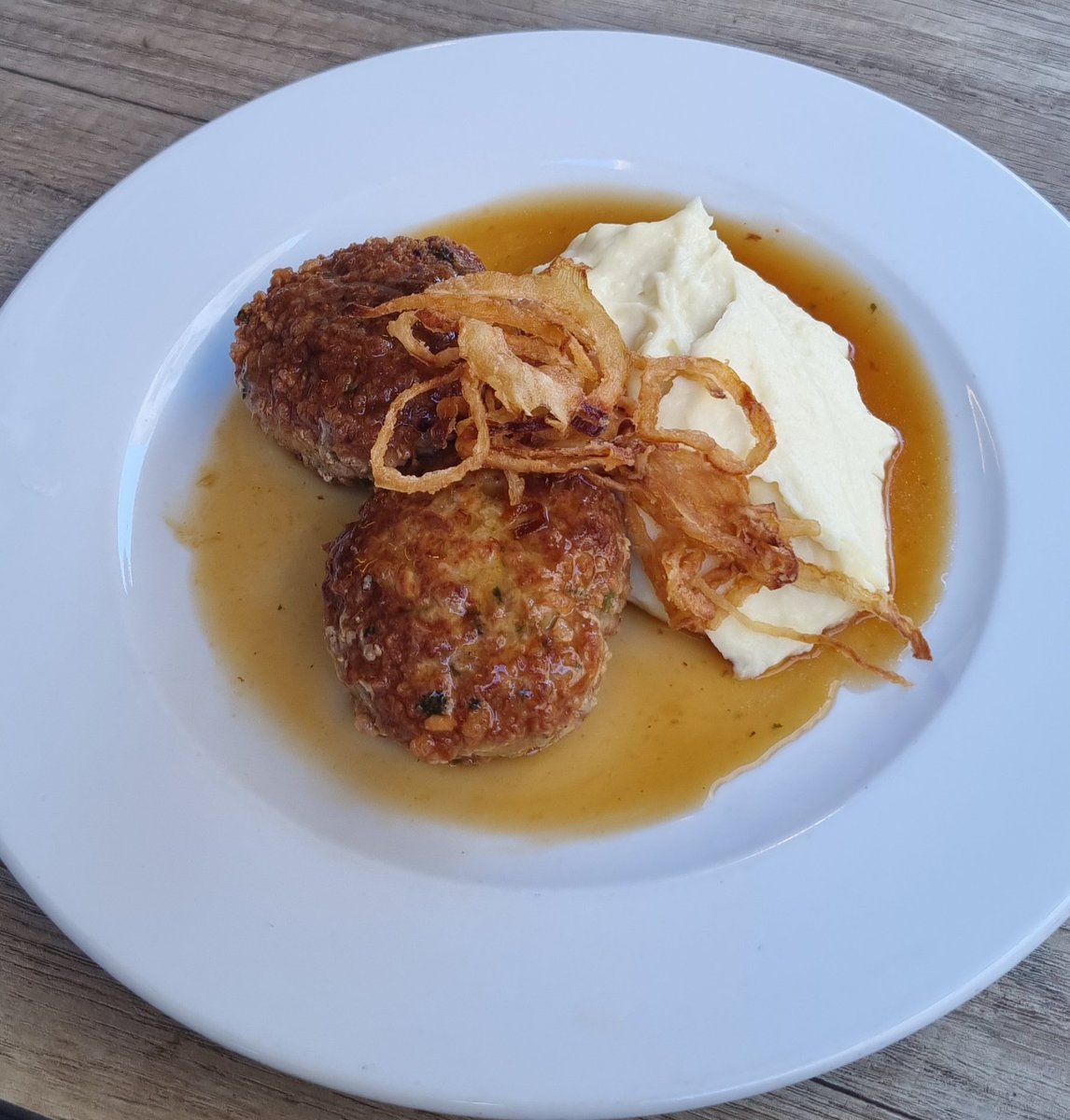 grypsilon's tweet photo. Kalbsbutterschnitzel plus ein Getränk = € 35 
Morgen dann Butterbrot https://t.co/XPGSpfKDNX