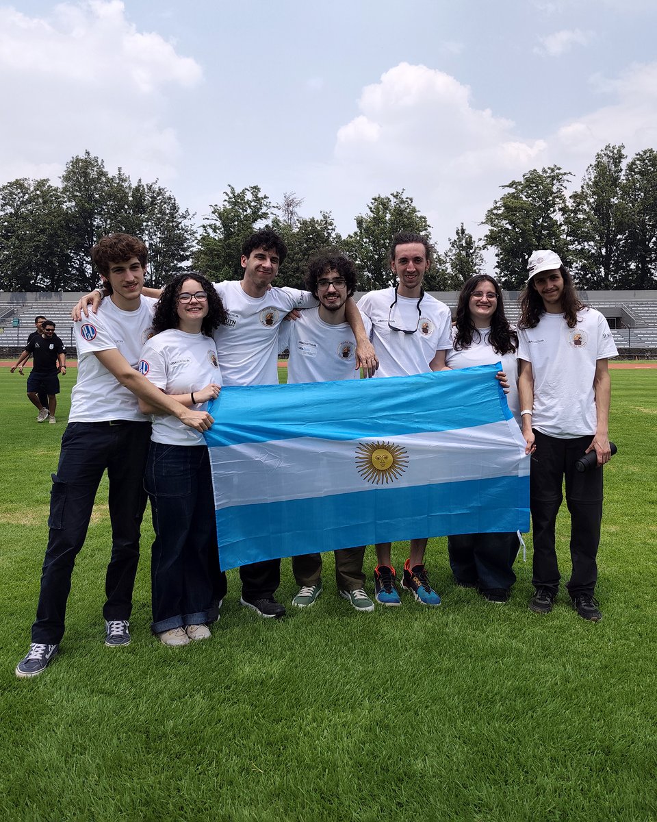 Exactas_UBA's tweet photo. 🛰️El equipo Hornero CanSat volvió a quedar dentro del Top 10 del Concurso Mundial CanSat 2026 organizado por el Programa Espacial Universitario de la @UNAM_MX  .

Después de meses de trabajo y pruebas, el equipo integrado por estudiantes de esta Facultad, @FaduComunica  y @frbautn fue finalista en el lanzamiento de su satélite enlatado a más de 400 metros de altura en Ciudad Universitaria de la UNAM.

👏Celebramos el trabajo colectivo, la perseverancia y todo el aprendizaje construido durante el proyecto.

¡Felicitaciones!