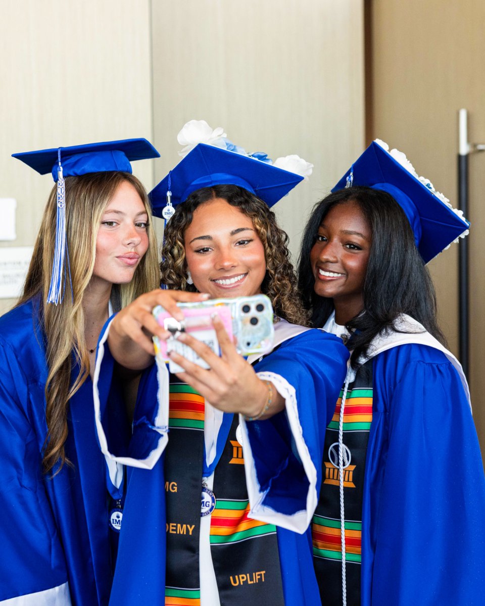 IMGASoftball's tweet photo. Proud is an understatement. ✨

Congratulations to the IMG Academy graduates as they close one chapter and step into the next. Your future is bright, and we can’t wait to keep cheering you on at the next level. 🎓 https://t.co/Ja1XJ3LQE5