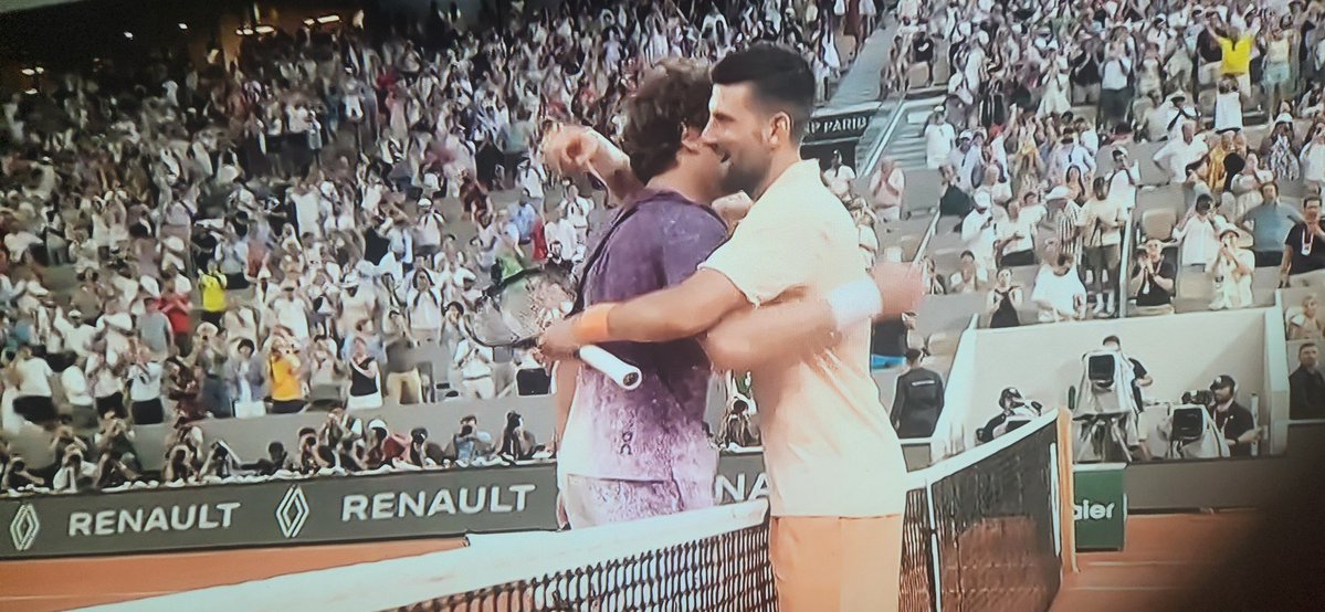 capemarcos's tweet photo. Un regalo para este viernes. Fonseca y Djokovic brindaron un partido inolvidable en Francia. Calidad y épica. https://t.co/TGYTzYdP8L