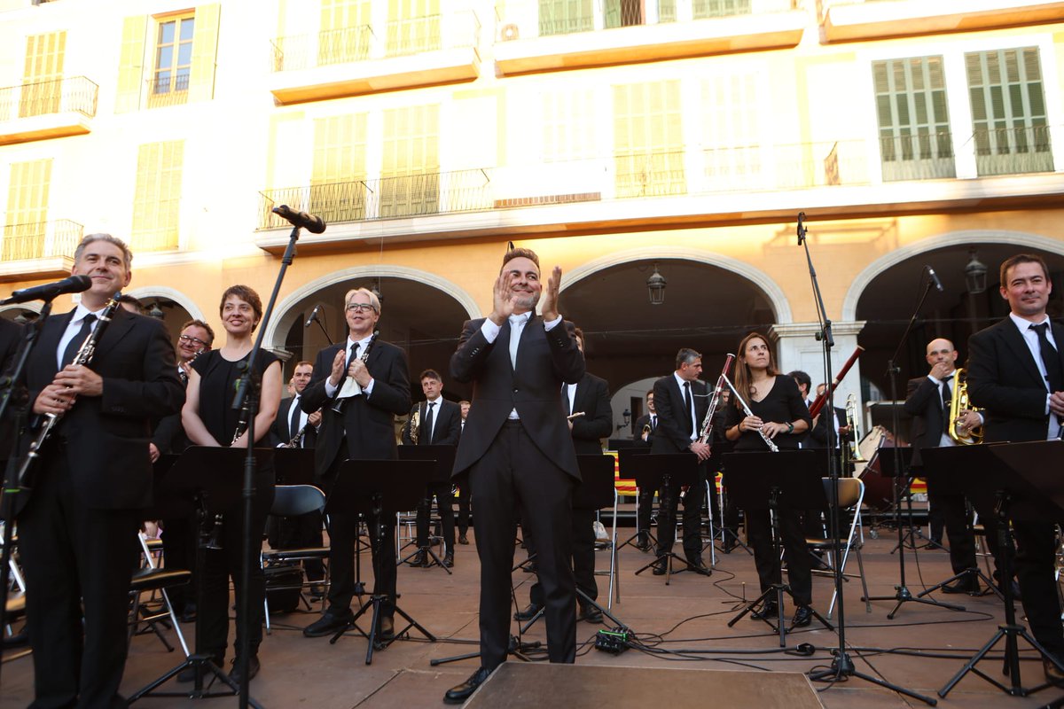 ocbcat's tweet photo. 🎶 Cent anys després que Amadeu Vives posàs música al poema de Joan Alcover, avui, cantant La Balanguera, hem demostrat que som un sol poble, divers i amb la voluntat col·lectiva de mantenir la nostra llengua i cultura pròpies, el fil de la nostra identitat.

Gràcies a tots els que heu fet possible aquesta gran celebració popular de reafirmació de la nostra personalitat com a poble.

Visca Mallorca! 💪