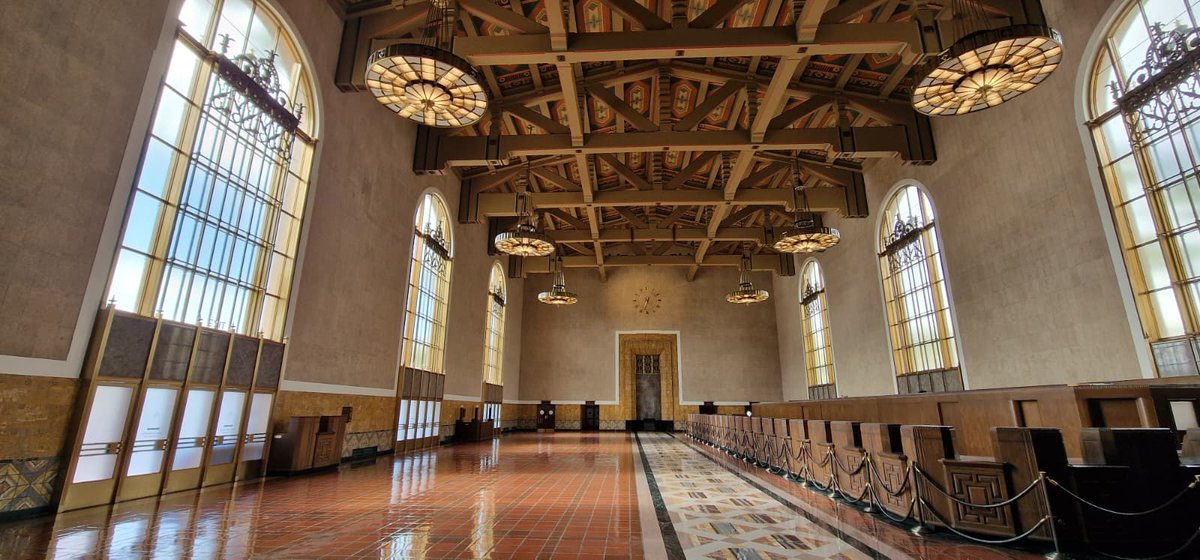 MatuteDuarte's tweet photo. Estados Unidos: Un profesor universitario amigo, que está impartiendo docencia en Los Ángeles y Seattle, me manda estas fotos de la cinematográfica "Union Station" del Metrolink en LA (1939). Podría estar en una ciudad andaluza y su interior tiene aire a la de Toledo. Los trenes están siendo reformados por @TalgoGroup America https://t.co/GhKfWIkWLJ @JulioGuinea