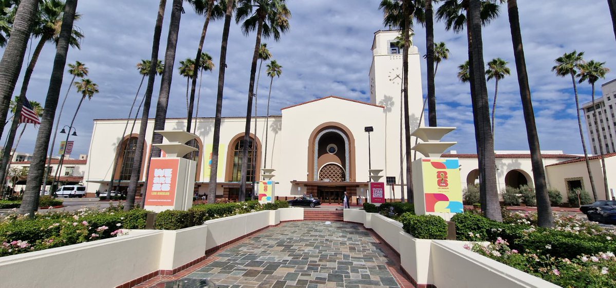 MatuteDuarte's tweet photo. Estados Unidos: Un profesor universitario amigo, que está impartiendo docencia en Los Ángeles y Seattle, me manda estas fotos de la cinematográfica "Union Station" del Metrolink en LA (1939). Podría estar en una ciudad andaluza y su interior tiene aire a la de Toledo. Los trenes están siendo reformados por @TalgoGroup America https://t.co/GhKfWIkWLJ @JulioGuinea