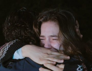 Eyaaaatb's tweet photo. “Kız sen benim hırkamı mı arakladın?”
 “O hırka değil, süper kahraman pelerinim.”
#TaşacakBuDeniz #UlaşTunaAstepe #AvaYaman https://t.co/C0fmqjcrpY