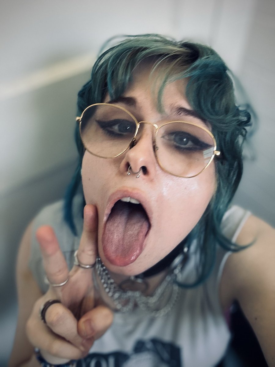 squishynip's tweet photo. “stop sticking your tongue out in every picture! you look stupid”
no. tee hee https://t.co/YOcB5wSY0l