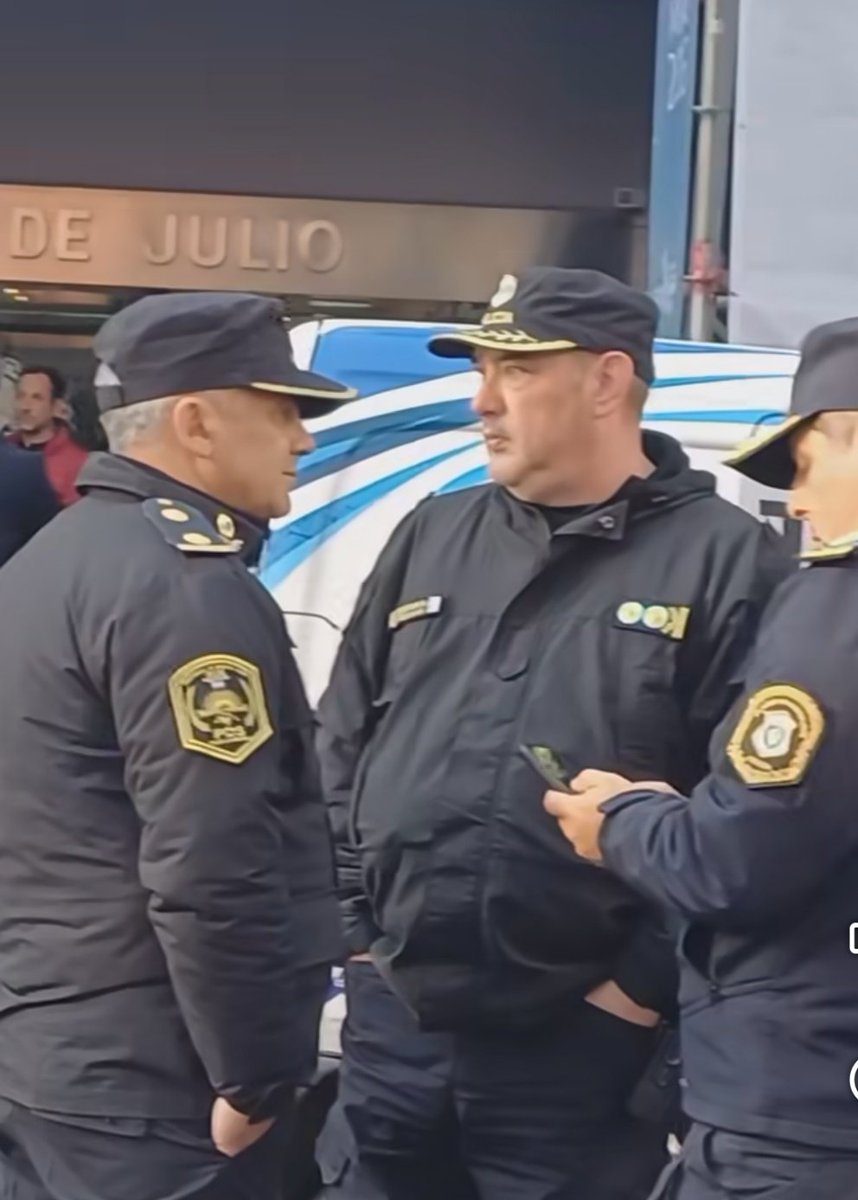 martinezmerce18's tweet photo. Nadie te informa esto ? !
Tremendo despliegue para esconder al gobernador!
#IOMA  #LaCorrupciónDeIomaMata 
Afiliados a  #IOMA están protestando en frente del hotel donde Axel Kicillof se encuentra escondido en la localidad de 9 Julio  !! 
Rata inmunda! https://t.co/MqXzzHpTh7