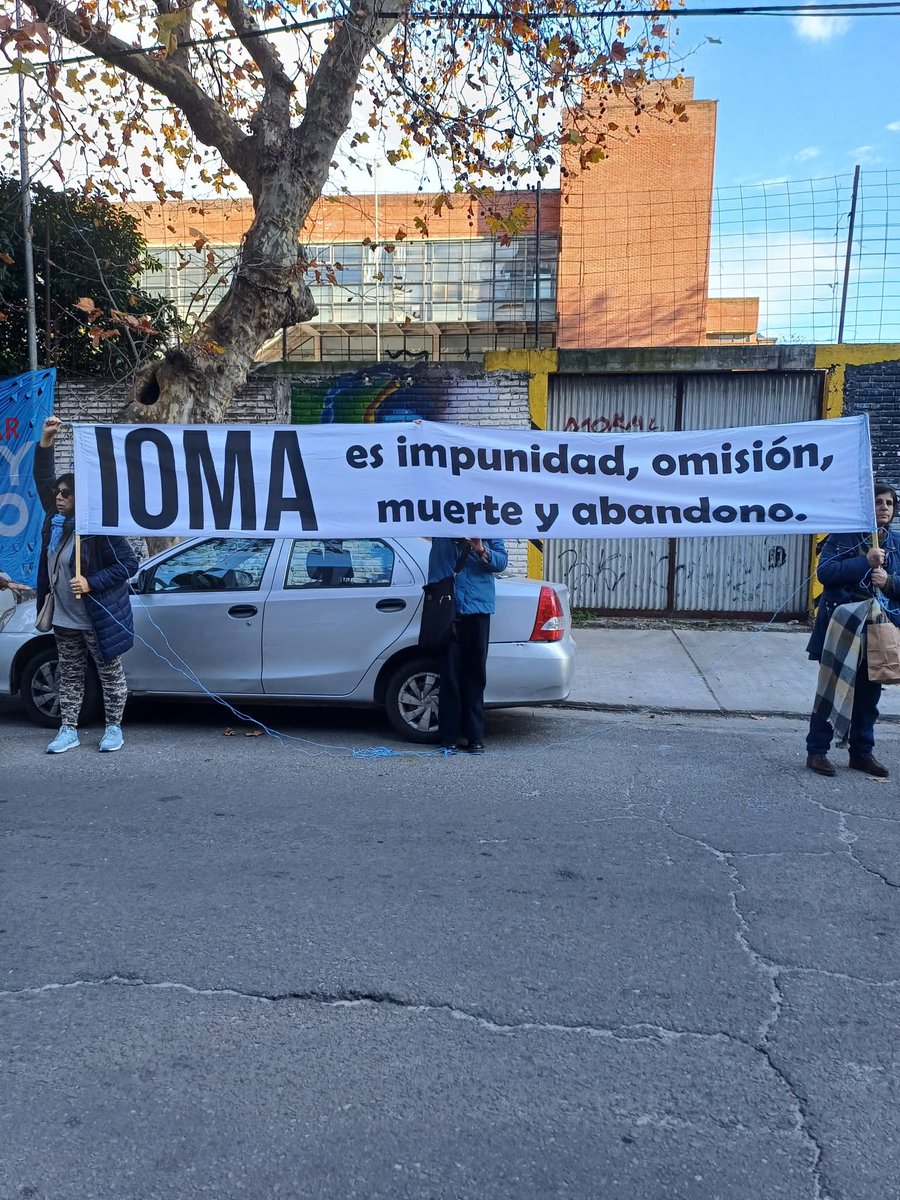 martinezmerce18's tweet photo. Nadie te informa esto ? !
Tremendo despliegue para esconder al gobernador!
#IOMA  #LaCorrupciónDeIomaMata 
Afiliados a  #IOMA están protestando en frente del hotel donde Axel Kicillof se encuentra escondido en la localidad de 9 Julio  !! 
Rata inmunda! https://t.co/MqXzzHpTh7