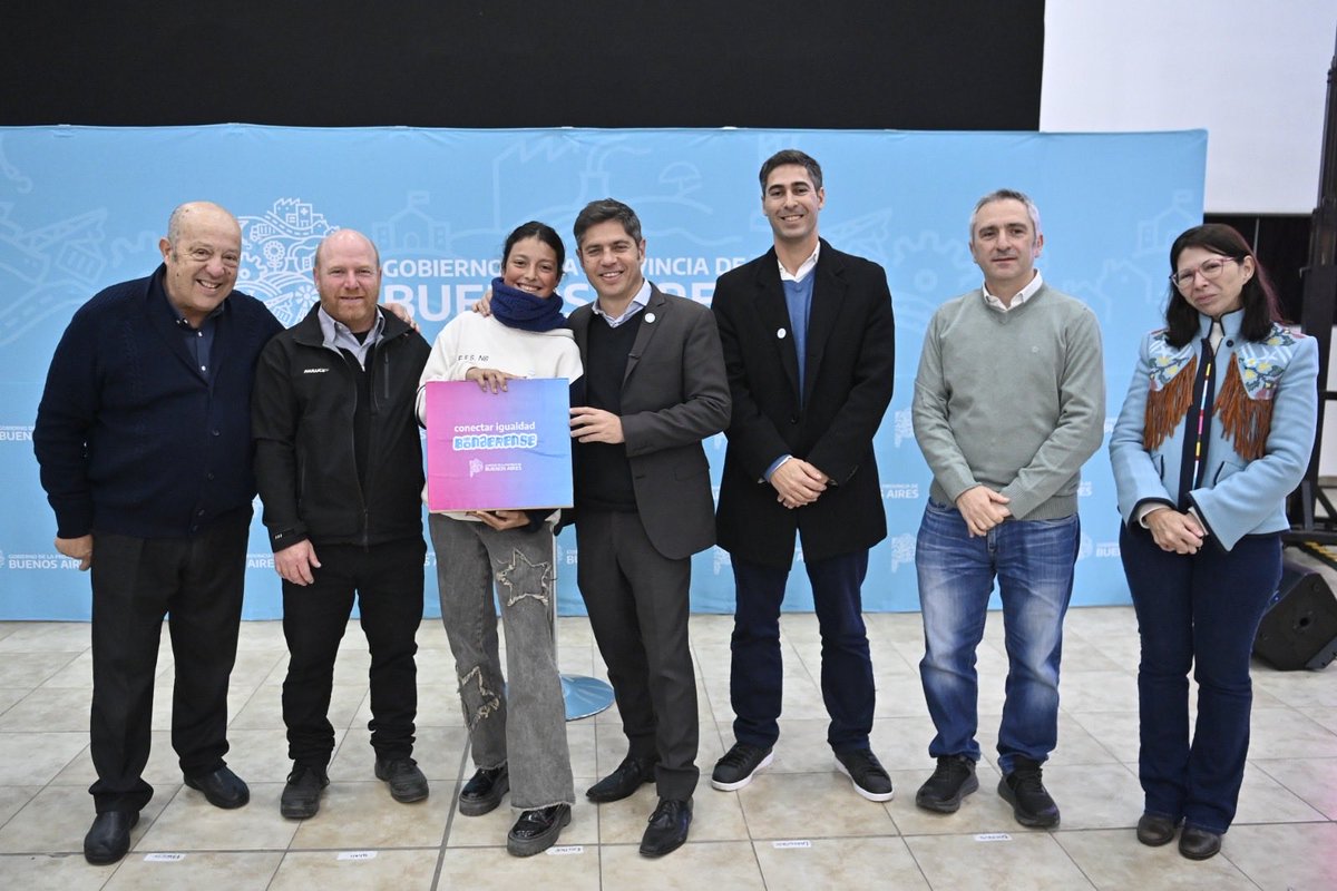 prensamchiquita's tweet photo. KICILLOF EN MAR CHIQUITA ❤️☀️

🇦🇷🏠👨🏻‍💻 Recibimos al gobernador de la provincia de Buenos Aires, @Kicillofok! Junto a @WWischnivetzky, @ParediJorge y @larroqueandres llevamos adelante:

✔️ Entrega de 137 escrituras 
✔️ Inauguración de dos SUM de la comunidad https://t.co/jwy2OtXKWf