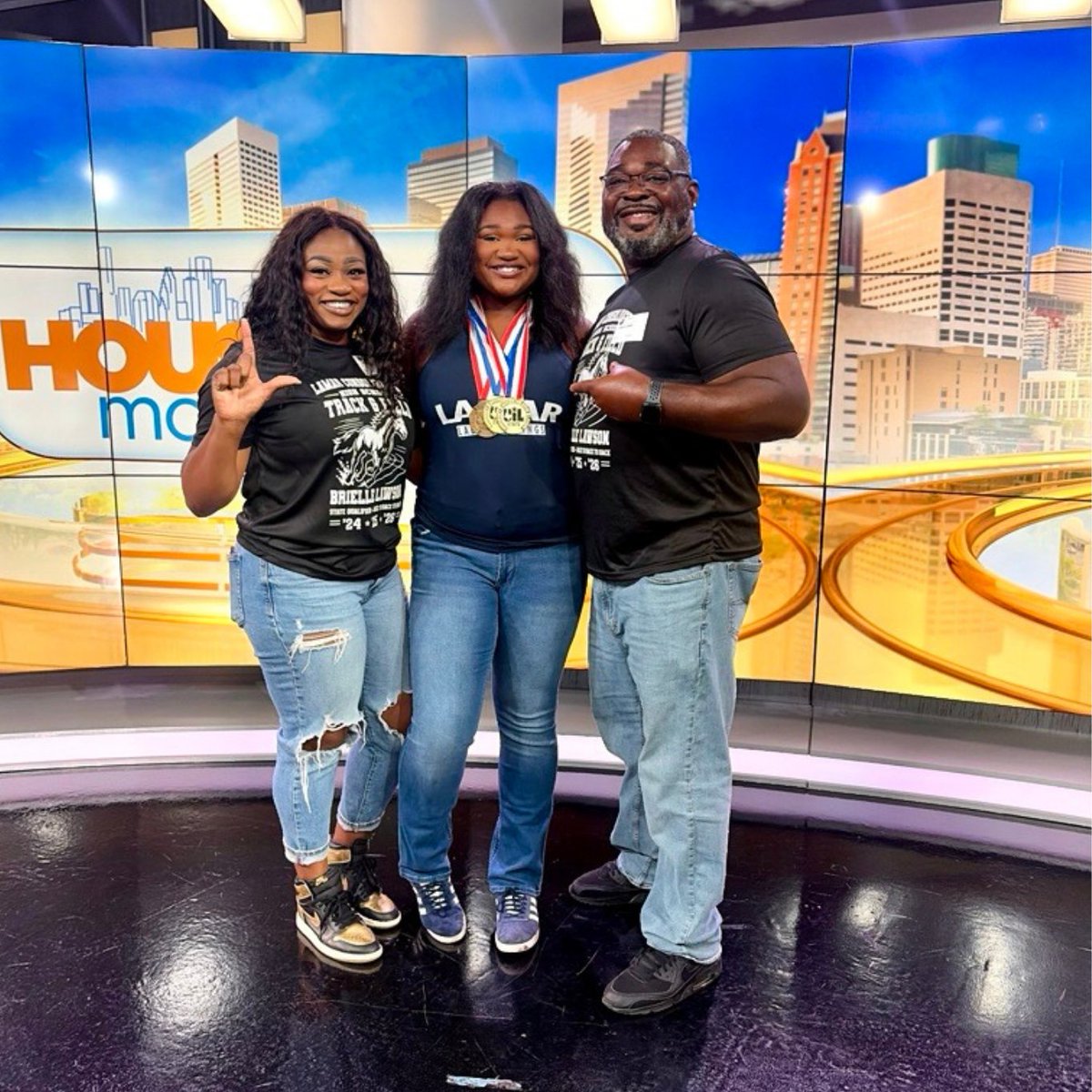 LamarCISD's tweet photo. 🏆 Back-to-back state champion!

Lamar Consolidated High School's Brielle Lawson defended her UIL 5A Girls Discus title with a throw of 157-10. Recently featured on @fox26houston and honored by Fort Bend County Commissioners Court, Brielle continues to make #LamarCISD proud. 👏🏾🥇 https://t.co/Nv2Gu7ROva