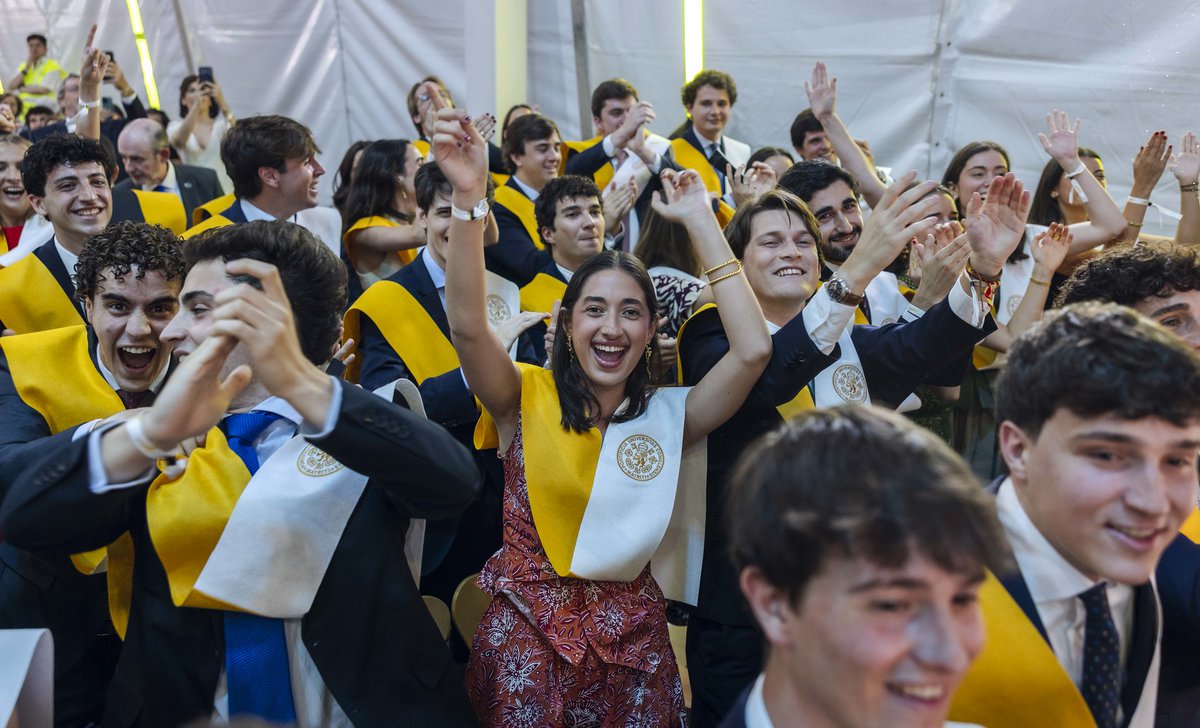 UCOMILLAS's tweet photo. ✨ Los alumnos de E-2, E-2 International y E-4 de la Facultad de Empresariales celebraron en Cantoblanco una graduación llena de recuerdos, emoción y amistades que se quedan.

Enhorabuena, graduados. El tiempo vuela cuando algo se vive de verdad.
https://t.co/eWFIpg3X2q https://t.co/djSY3ZYfRC