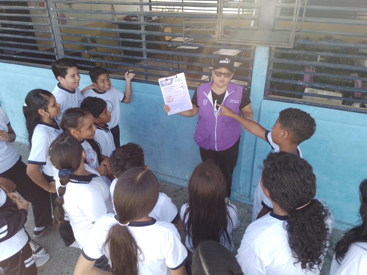 Salud_Guayas's tweet photo. 📣Día Mundial Sin Tabaco 🚭
Personal de @Salud_Ec socializó con los estudiantes de la unidad educativa #CarlosCalderónChico. 
Hablar de tabaco es hablar de salud, de futuro y de decisiones. 
Elegir no fumar es elegir vivir. https://t.co/hYVGVJn7sR