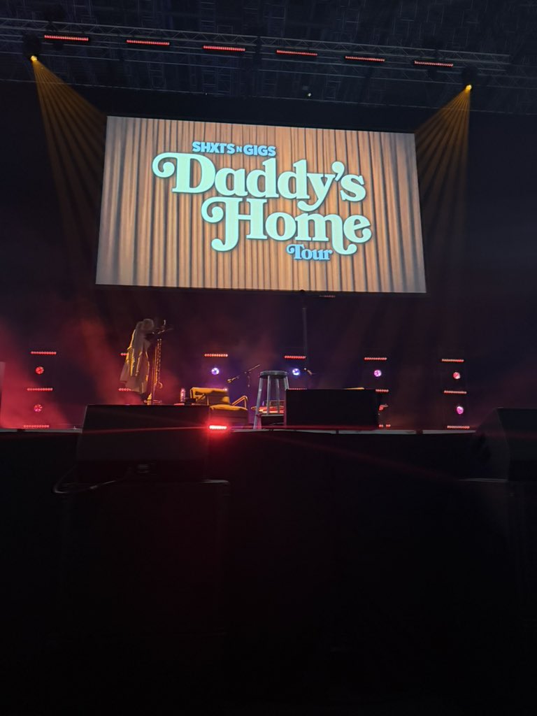 ItsBurts's tweet photo. Just got roasted by in front of 3000 people 😂😭 https://t.co/8AycV9IjAr