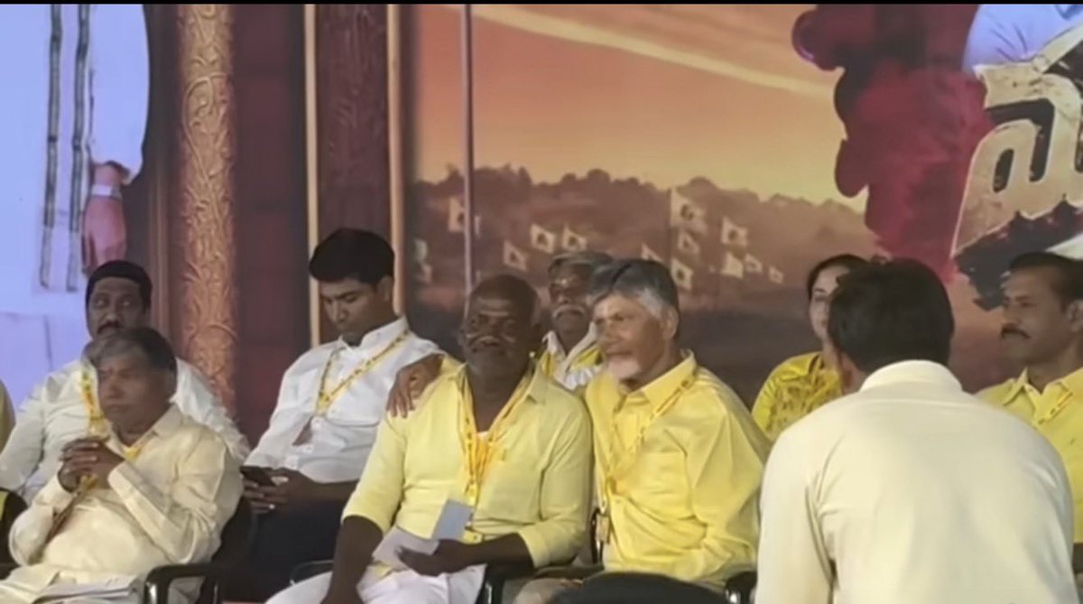 SBSUSA007's tweet photo. కామేపల్లి హరిబాబు గారు!!
డైనమిక్ ఎమ్మెల్యే ఏలూరి సాంబశివ రావు గారు!!

ఏదైనా అంటే కులాల మీద ఏడుస్తారు పేటీఎం బ్యాచ్ - తన ఆస్తులు అమ్మి ఎస్సీ కులానికి చెందిన జొన్నలగడ్డ యామయ్య ని సర్పంచ్ ని చేసిన కామేపల్లి హరిబాబు గారు!! 

మహానాడు లో వేదిక ఎక్కించిన ఏలూరి గారు!! 

ఇది తెలుగుదేశం గొప్పతనం!! 🙏🏻🙏🏻🙏🏻

ఇలాంటి నాయకులు ప్రతి ఊర్లో ఉంటారు, మీ చుట్టుపక్కల ఉంటారు. ఎమ్మెల్యే లు తగిన గుర్తింపు ఇస్తే చాలు!! 

@ncbn @SambaYeluri 🙏🏻🙏🏻