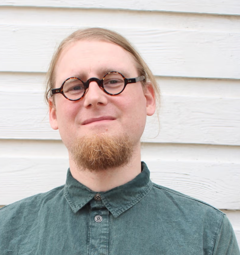MikkoNyyssola's tweet photo. Suvivirsi-case sakenee.

Lautakunnan jäsen, OTT Pauli Rautiainen, joka oli mukana tekemässä päätöstä, kommentoi sitä @iltasanomat  -lehdessä.

On täysin sopimatonta, että kollegiaalisen, tuomioistuintyyppisen toimielimen jäsen kommentoi päätöstä. https://t.co/4K6M4YaRAp