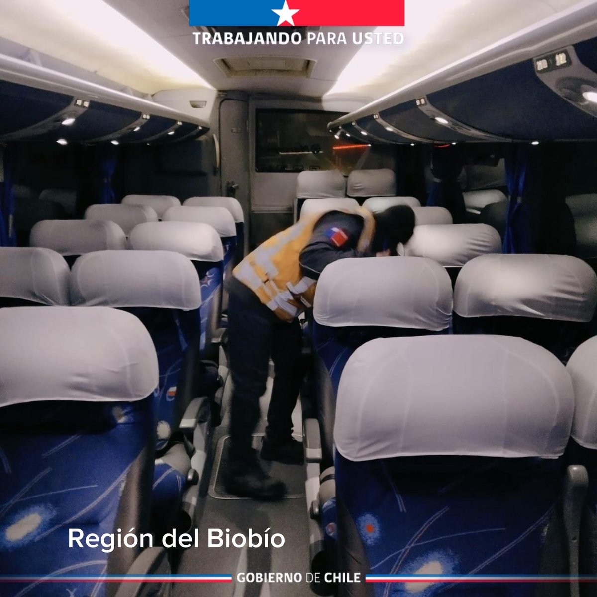 Fisca_MTT's tweet photo. Hoy en la madrugada de la Región del Biobío, inspectores de @Fisca_MTT realizaron solicitud de fiscalización a bus que realizará un servicio de gira de estudios. Recuerda que puedes solicitar esta fiscalización en https://t.co/J7q7cAkcao para verificar las condiciones del bus🚌. https://t.co/lSQNbvGDgJ