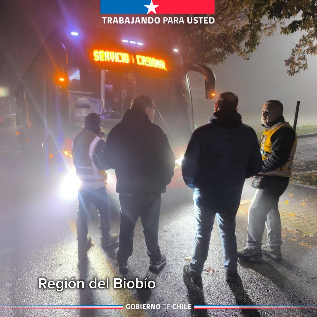 Fisca_MTT's tweet photo. Hoy en la madrugada de la Región del Biobío, inspectores de @Fisca_MTT realizaron solicitud de fiscalización a bus que realizará un servicio de gira de estudios. Recuerda que puedes solicitar esta fiscalización en https://t.co/J7q7cAkcao para verificar las condiciones del bus🚌. https://t.co/lSQNbvGDgJ