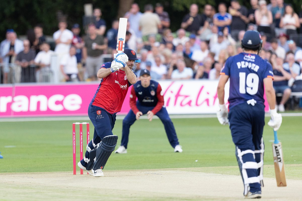 EssexCricket's tweet photo. That's the end of the Powerplay in this innings. Paul Walter and Michael Pepper have started brilliantly and have us 56-0! ⚡️

#KENvESS MatchZone ➡️ https://t.co/sSlTYoP63E

Essex require 74 runs to win.
🦅 #EaglesRise https://t.co/Td4ntAmwZ7