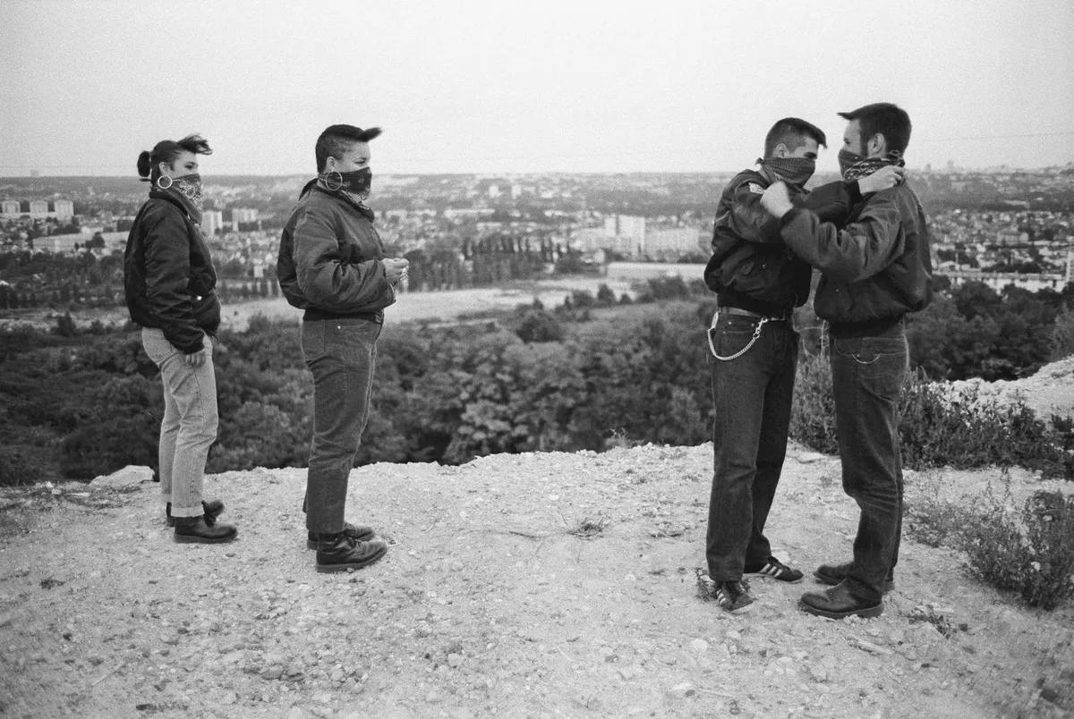 ultras_antifaa's tweet photo. Paris, 1986.

Amid the climate of fear and violence created by neo-nazis on the streets, a group of young people founded the Red Warriors. They numbered around twenty and were highly organised. Over time, they largely drove neo-nazis off the streets and helped make their neighbourhoods safer.

Alongside the Red Warriors, other groups such as the Ducky Boys and Ruddy Fox also emerged. All of these groups were born out of the need to defend themselves against indiscriminate neo-nazi attacks. They became known as the “Nazi hunters”.

Over time, these anti-fascist self-defence groups went beyond the purpose for which they had originally been formed, becoming important cultural references in the working-class neighbourhoods of Paris and other cities across France.