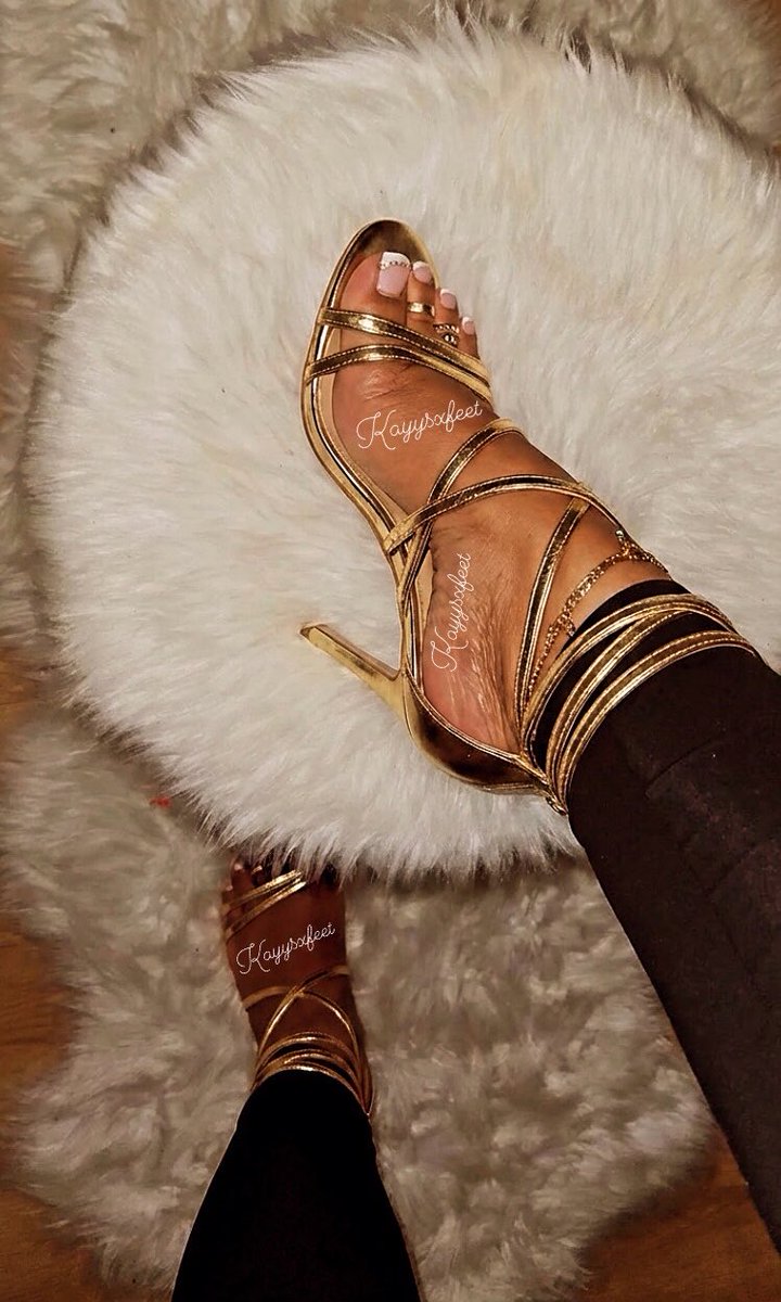 bbykayy27x's tweet photo. Pretty feet covered in gold👣👑🏆 https://t.co/tRJQtYYHbD