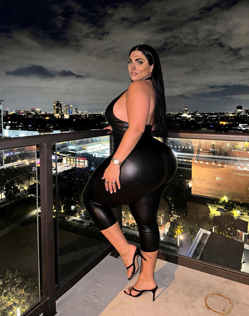 IconicCurves2 tweet media