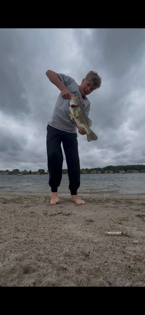 louloularue2's tweet photo. Is there anything better than being a kid on summer break??!!  ☀️

From fishing this afternoon to balling tonight….game time 7:30pm ❤️⚾️💙 https://t.co/EtLJaS8WSH