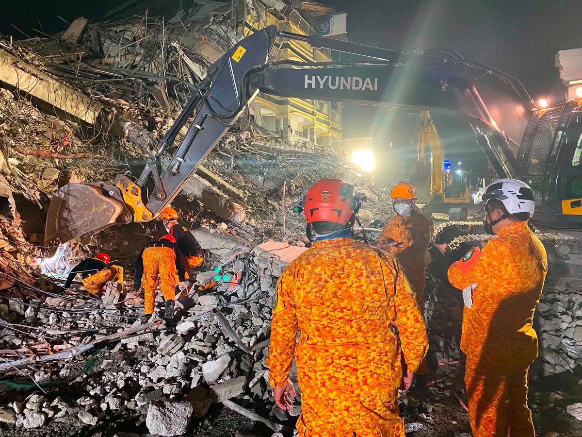 eon_sanchez's tweet photo. Nasa ika-anim na araw na ngayong Sabado, Mayo 30 ng search, rescue, and retrieval operations ng mga awtoridad sa gumuhong ginagawang hotel sa Bgy. Balibago, Angeles City, Pampanga. @ABSCBNNews 

Courtesy: BFP Central Luzon (May 29) https://t.co/E8YnDgVKXM