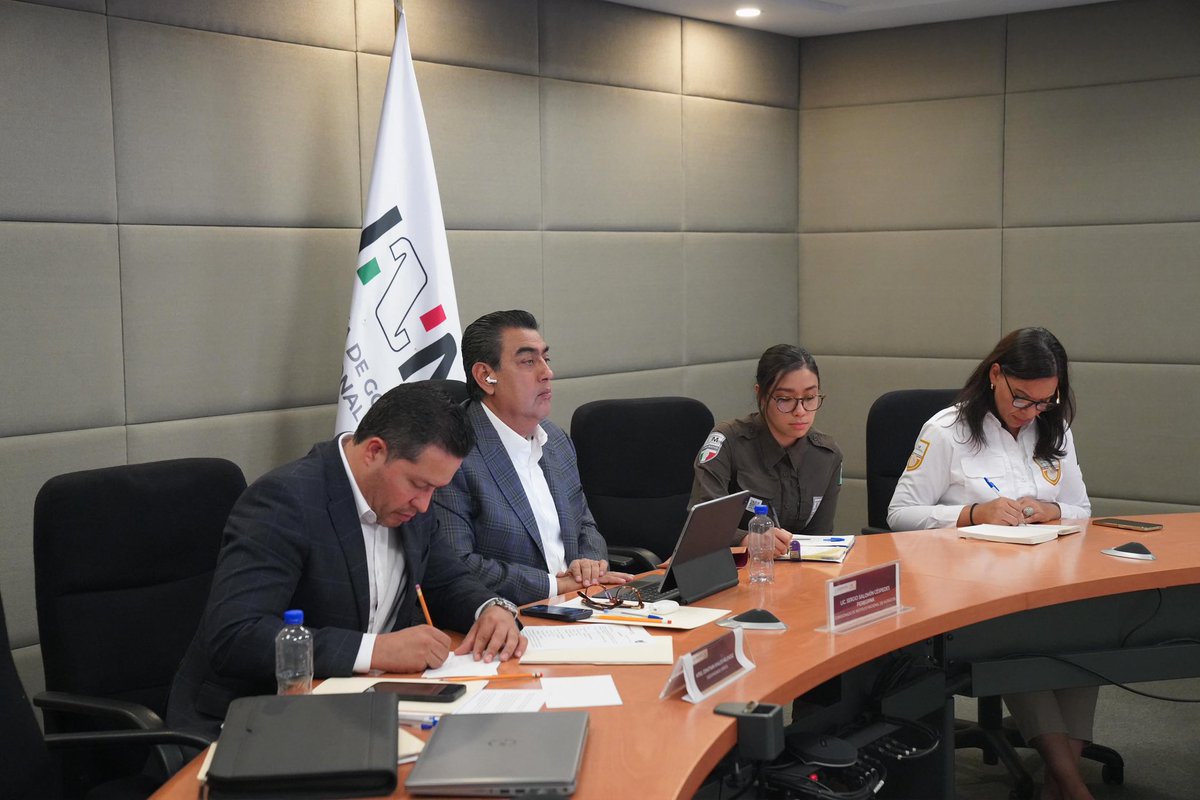 SergioSalomonC's tweet photo. Hoy participamos en una reunión interinstitucional para fortalecer la coordinación y el trabajo conjunto, y brindar así una atención más eficiente, ordenada y con pleno respeto a los derechos humanos de las personas.

Seguimos trabajando con la visión de Estado de la Presidenta @Claudiashein y en favor de México.
