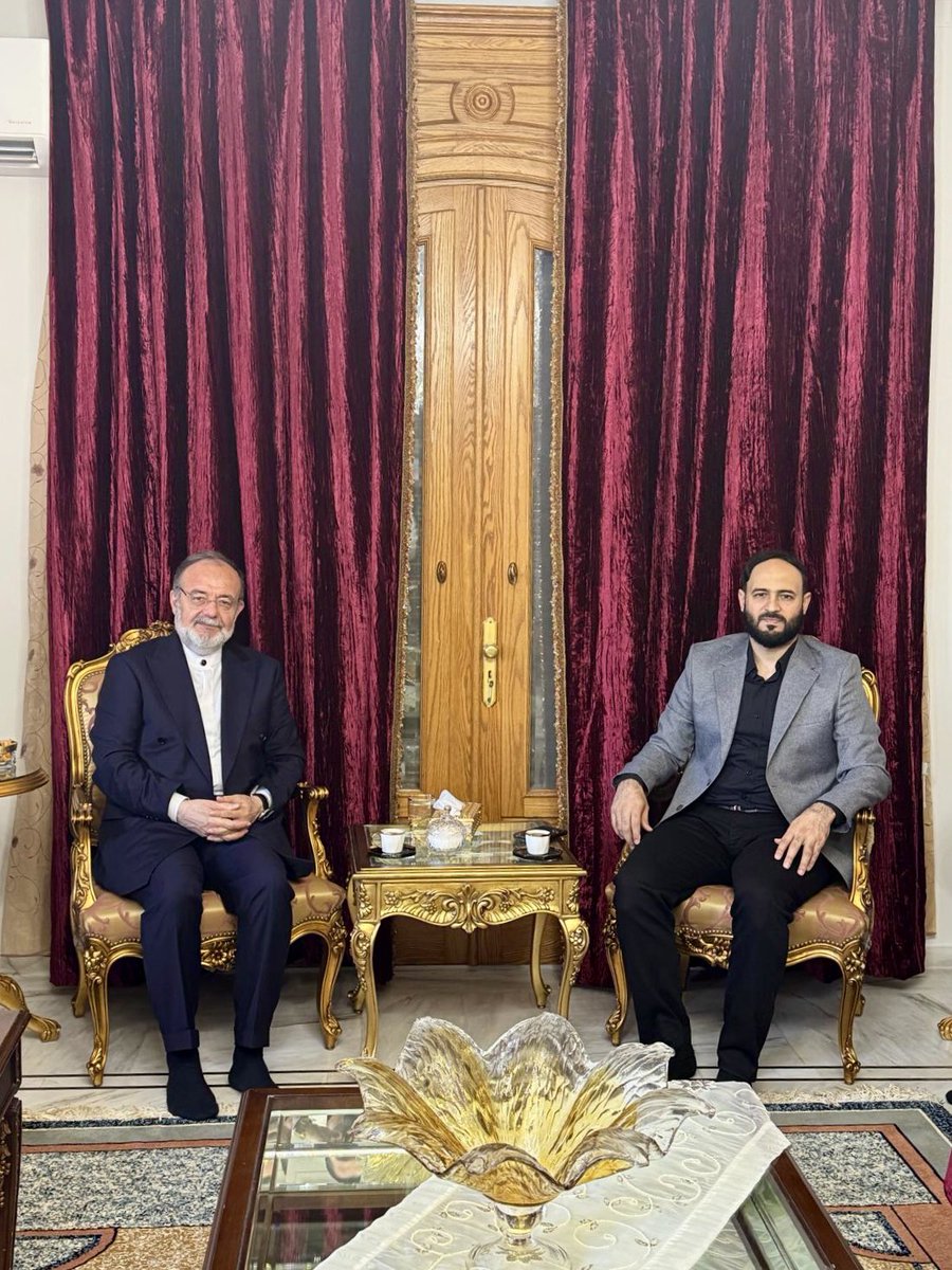 DIBMehmetGormez's tweet photo. Suni sınırları tanımayan gönül coğrafyalarının kapılarını birbirine açık tutması ne büyük nimetmiş. Yirmi yıl sonra bir bayram gününde aile efradı ile birlikte, günübirlik Halep’teki kardeşlerimizle bayramlaşmak ne güzel bir lütufmuş. Zulüm ve istibdadın, vekâlet savaşlarının harabeye çevirdiği, yüz binlerce insanın katledildiği, milyonlarca insanın yerinden yurdundan edildiği güzel şehir Halep’te elemin emele dönüştüğünü her mütebessim çehrede görmek ne güzel bir umut.
Dahası, bu zor süreçlerde insanlığın vicdan yükünü omuzlayarak kardeş Türkiye halkının, hassaten komşuları Gaziantep’in kendilerine gösterdiği ensar ruhu ve misafirperverlik için her bir ferdin teşekkür hissi ne yüce bir duygu.

Bu vesileyle ailemizi bizzat evinde ağırlayan Halep’in kıymetli valisi Azzam el Garib’e, cuma namazı sonrasında bizleri Halep’in âlimleri ile buluşturan Evkaf Müdürü Ömer Ukkaşa’ya en kalbi teşekkürlerimi arz ederim. Rabbim umutlarını boşa çıkarmasın. Haleb-i Şehbâ’yı en kısa zamanda tekrar mamur bir beldeye dönüştürmeyi nasip eylesin.