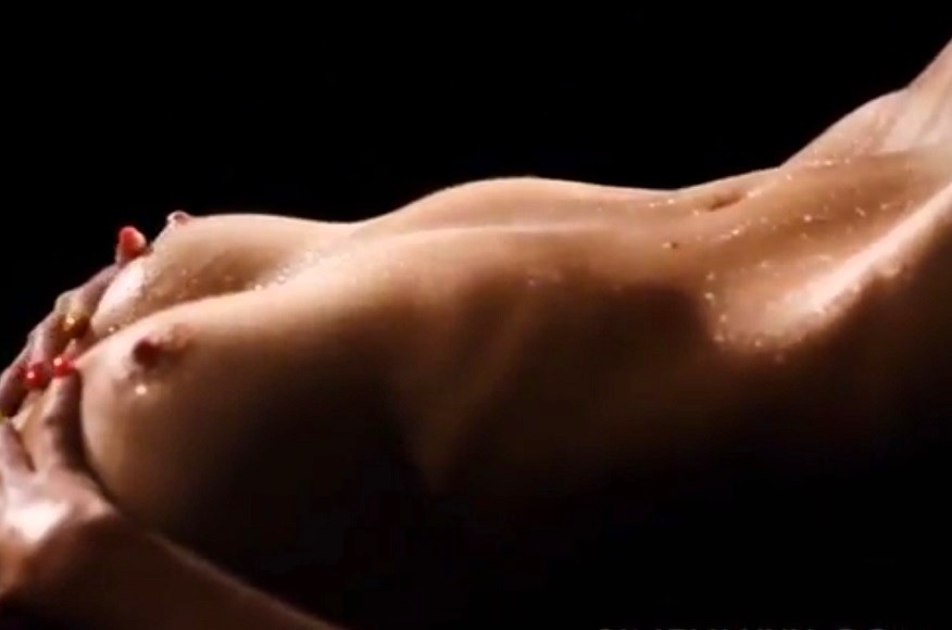 cmrtauri's tweet photo. Acaricio tus senos
mi lengua caliente,
húmeda,
juega con una areola,
deleitante,
en círculos continuos,
y su duro pezón...
Piel sedosa,
erizada,
mi lengua resbala,
tu monte de venus...
Beso
cada muslo,
ingle,
hasta el borde
de tu control.
Encharcada lujuria,
instantes de gloria. https://t.co/r1G2XUYTfy