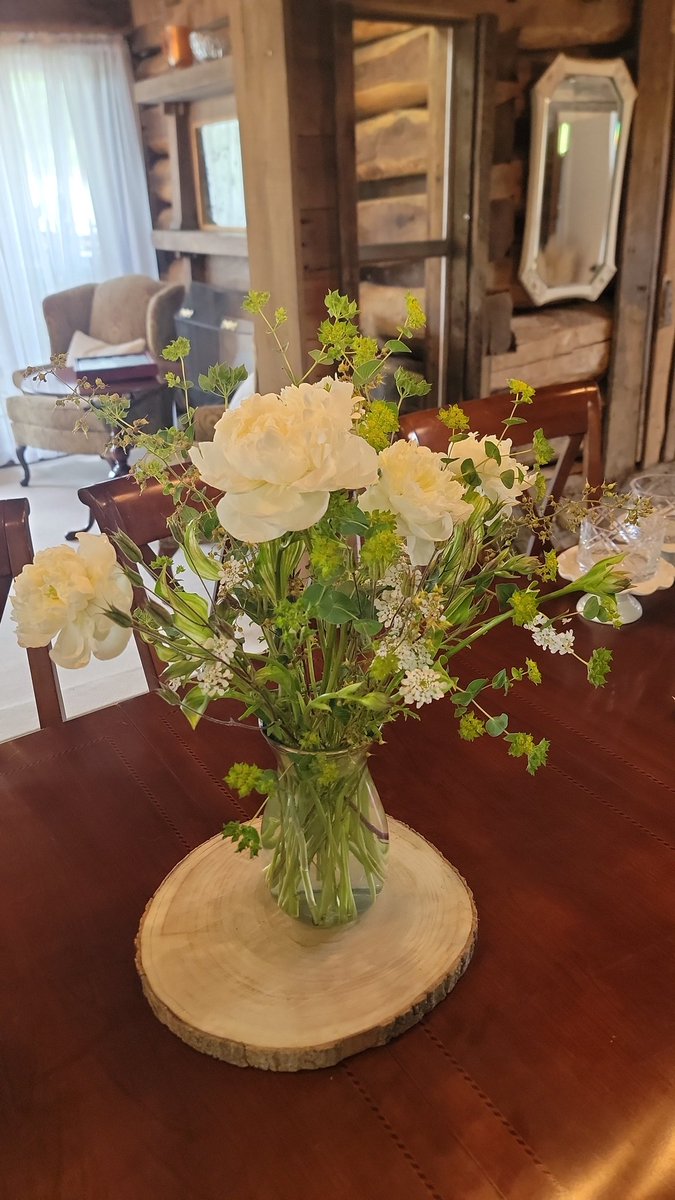 Barn697's tweet photo. Some of the many fresh flowers and succulents from our farm we'll have in our gift shop this weekend.  Come see us!  

#flowerfarm #barnardsvillenc #weavervillenc #marshillnc #burnsvillenc #ashevillenc #giftshop #flowers #ncbarn https://t.co/V1SITCDU8X