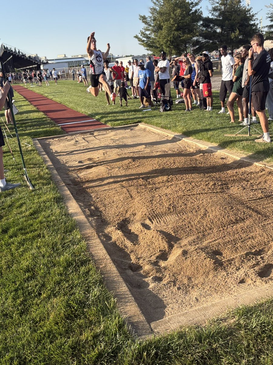 angdicarlo's tweet photo. Saint Joe Junior Will Elick qualified for state in THREE individual events last night, winning the 300m hurdles regional title, finishing 2nd in the 110 hurdles &amp; hitting the state standard in the long jump.

Watch a full boys track regional replay here: https://t.co/VrKEu69e04 https://t.co/xWxhOthB82
