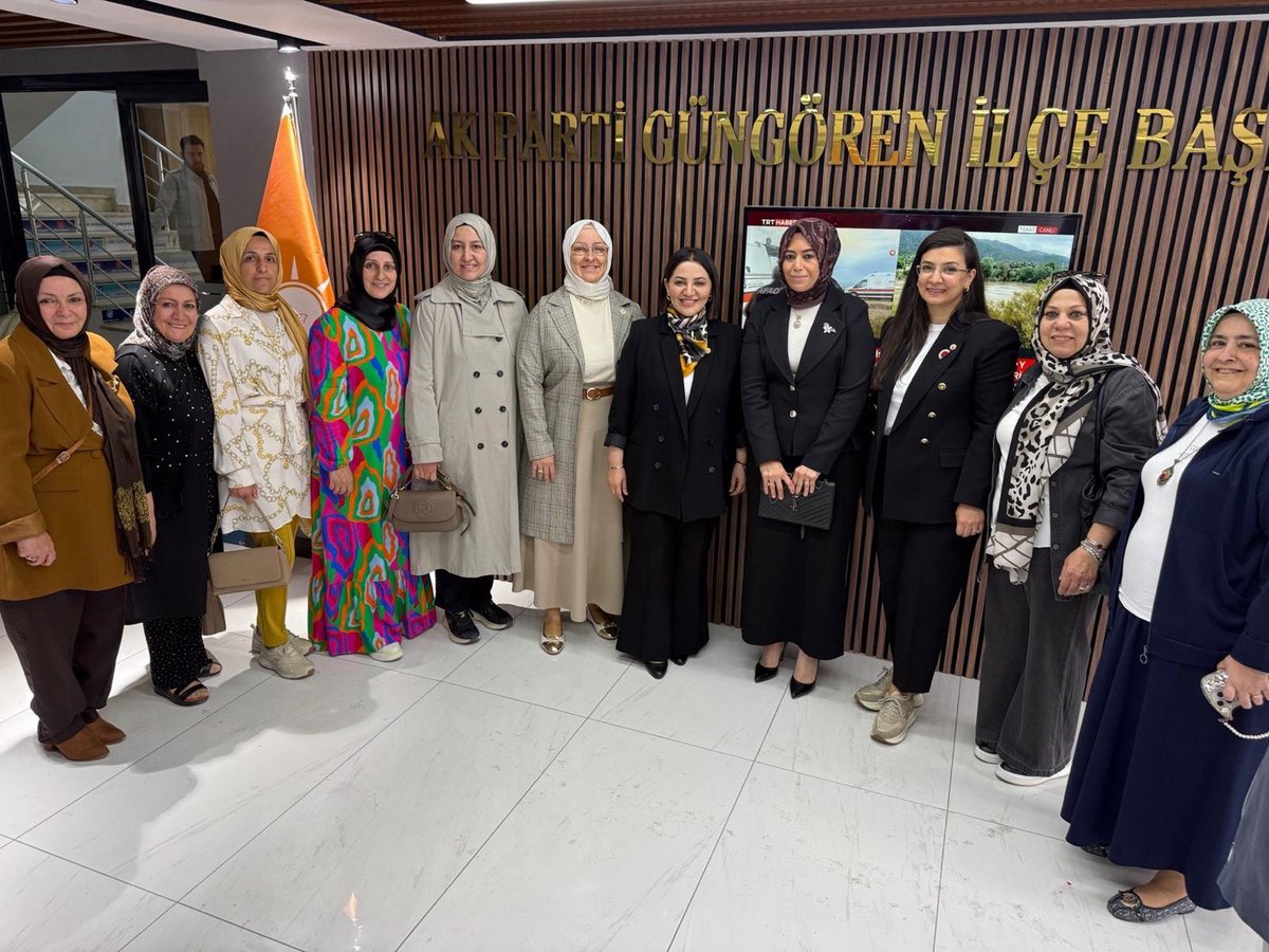 avsengulk's tweet photo. Bayram, uzaktakini yakın kılma, aradaki mesafeleri iptal etme gayreti. Göz göze gelebilmenin, diz dize oturabilmenin kıymetini en çok böyle günlerde anlıyoruz.

AK Parti Güngören İlçe Başkanlığımızda, teşkilat mensuplarımızla, yol arkadaşlarımızla bayramlaştık.

Rabbim, birliğimizi ve dirliğimizi hiçbir zaman bozmasın… Nice bayramlara ulaştırsın.

@AkPartiGngren
@dvrnyalcinkaya