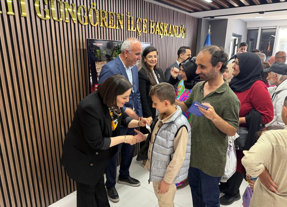 avsengulk's tweet photo. Bayram, uzaktakini yakın kılma, aradaki mesafeleri iptal etme gayreti. Göz göze gelebilmenin, diz dize oturabilmenin kıymetini en çok böyle günlerde anlıyoruz.

AK Parti Güngören İlçe Başkanlığımızda, teşkilat mensuplarımızla, yol arkadaşlarımızla bayramlaştık.

Rabbim, birliğimizi ve dirliğimizi hiçbir zaman bozmasın… Nice bayramlara ulaştırsın.

@AkPartiGngren
@dvrnyalcinkaya