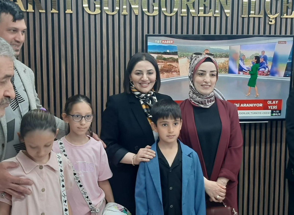 avsengulk's tweet photo. Bayram, uzaktakini yakın kılma, aradaki mesafeleri iptal etme gayreti. Göz göze gelebilmenin, diz dize oturabilmenin kıymetini en çok böyle günlerde anlıyoruz.

AK Parti Güngören İlçe Başkanlığımızda, teşkilat mensuplarımızla, yol arkadaşlarımızla bayramlaştık.

Rabbim, birliğimizi ve dirliğimizi hiçbir zaman bozmasın… Nice bayramlara ulaştırsın.

@AkPartiGngren
@dvrnyalcinkaya
