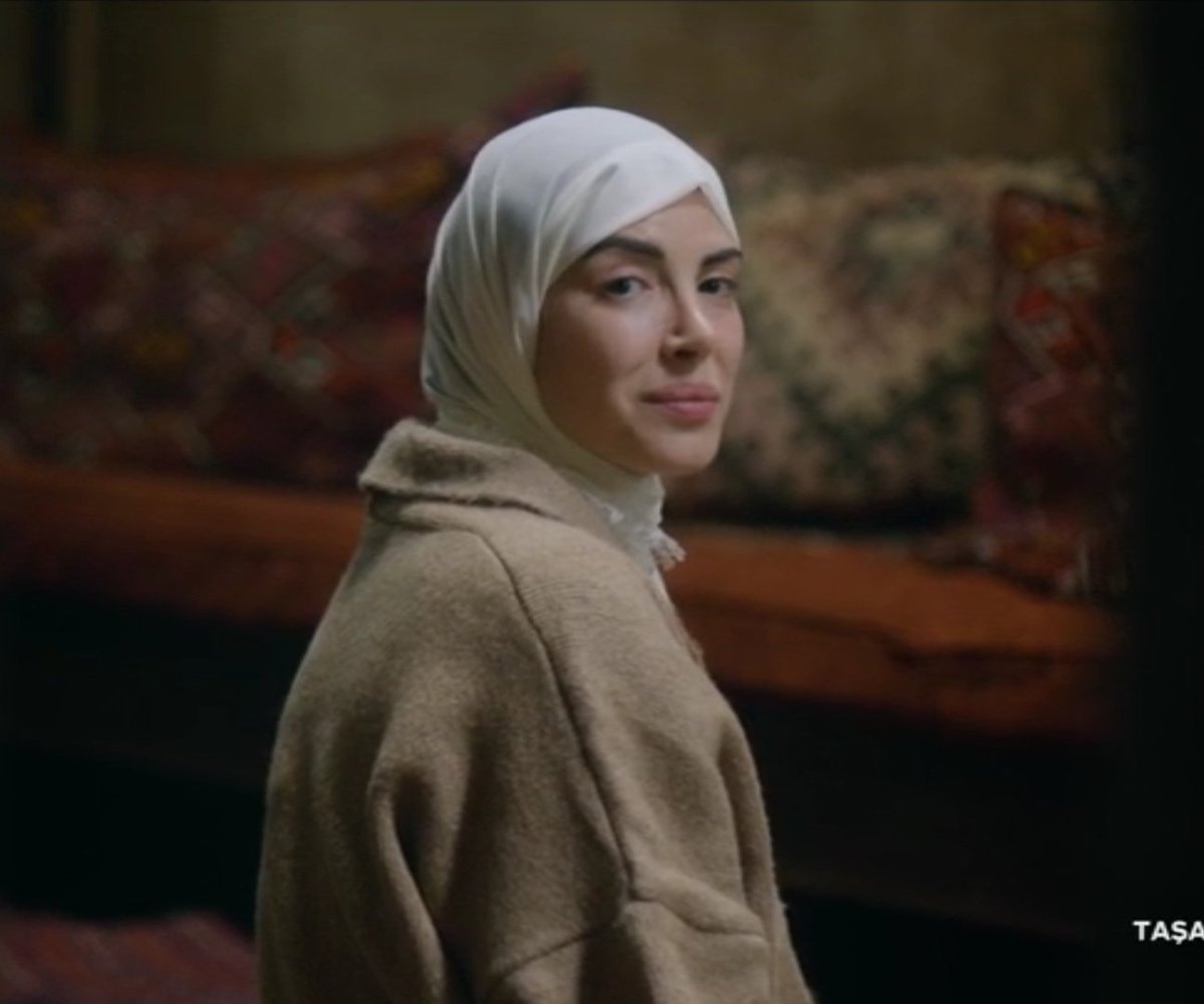 aysatlayan's tweet photo. esme'nin ailesi kavuştu diye şükür namazı kılıp dua edişi...🥹🤏🏻 esmem başardı cehennemi cennete çevirdi https://t.co/j80Da2GkJy