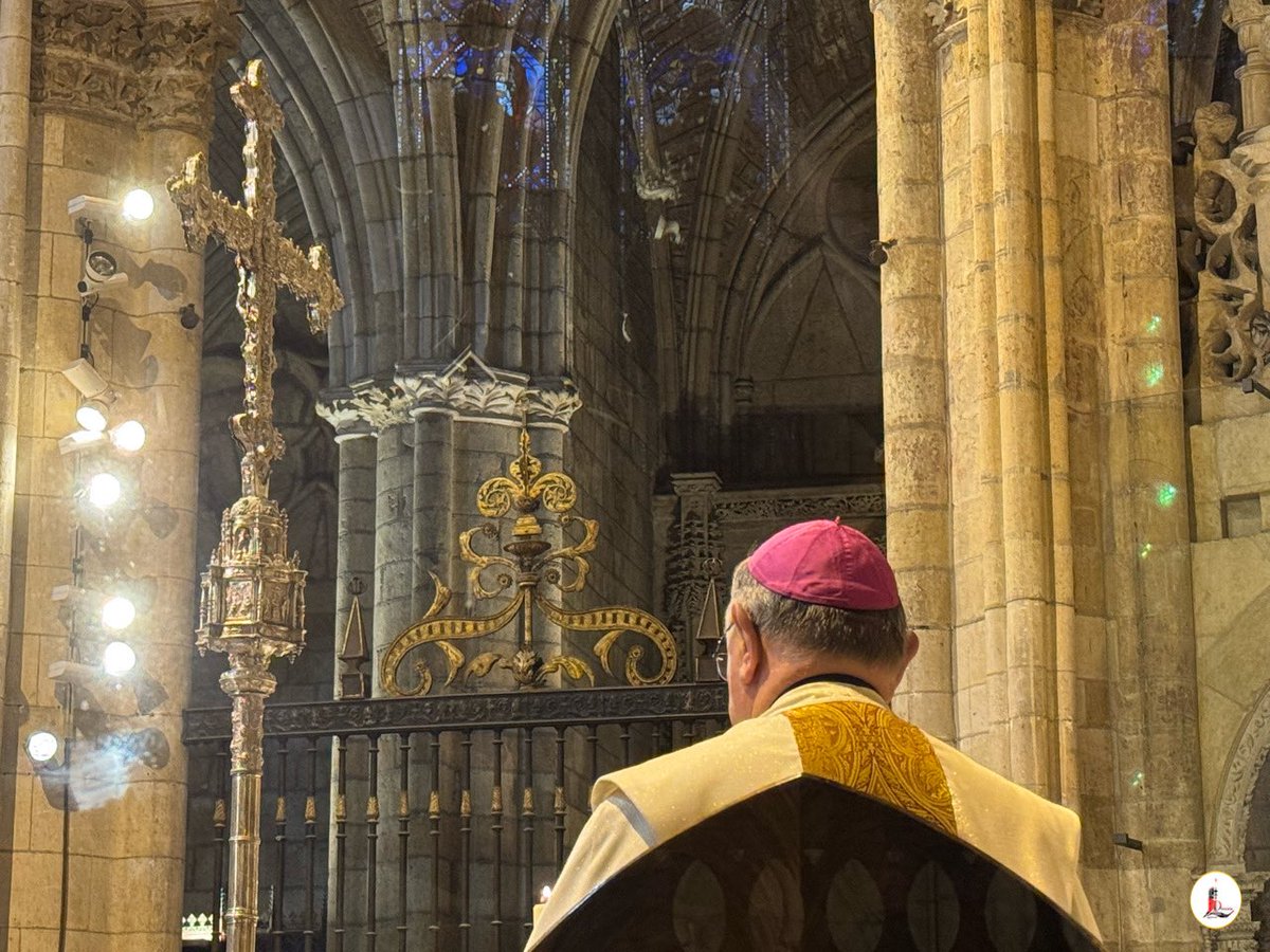 IglesiaEnLeon's tweet photo. 👉🏼 Nuestro Obispo el P. @cmfluisangel preside en la ⛪️ #SantaIglesiaCatedral la 🙏🏼🕯️ #VigiliaDeOración organizada por 🩵 @pasjuleon y 🧑‍🧑‍🧒‍🧒 @AreaFamiliaLeon desde el lema "Alzad la mirada" como preparación y envío al viaje apostólico de @Pontifex_es a 🇪🇸 #España. https://t.co/nFUEZA5r5D