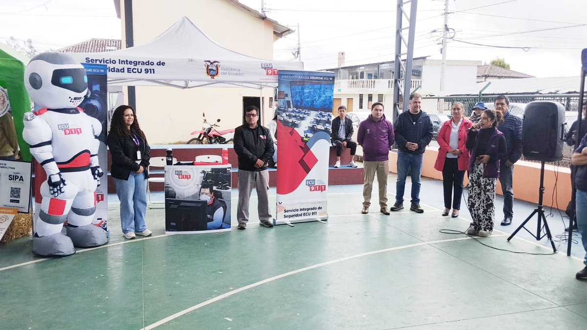 ECU911Ambato's tweet photo. 📍 #Tisaleo | Nuestro superhéroe #Ecutron, junto a @JManceroE, coordinadora Zonal 3, y personal de Vinculación del @ECU911_, participó en las Brigadas Sociales por el Nuevo Ecuador desarrolladas en la parroquia Quinchicoto, cantón Tisaleo.
Durante la jornada se brindó a la ciudadanía información sobre el uso adecuado de la #LíneaÚnicaParaEmergencias 9-1-1 y los servicios tecnológicos que ofrece el ECU 911 para la atención oportuna de emergencias. ✅