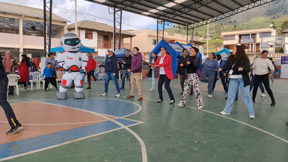 ECU911Ambato's tweet photo. 📍 #Tisaleo | Nuestro superhéroe #Ecutron, junto a @JManceroE, coordinadora Zonal 3, y personal de Vinculación del @ECU911_, participó en las Brigadas Sociales por el Nuevo Ecuador desarrolladas en la parroquia Quinchicoto, cantón Tisaleo.
Durante la jornada se brindó a la ciudadanía información sobre el uso adecuado de la #LíneaÚnicaParaEmergencias 9-1-1 y los servicios tecnológicos que ofrece el ECU 911 para la atención oportuna de emergencias. ✅
