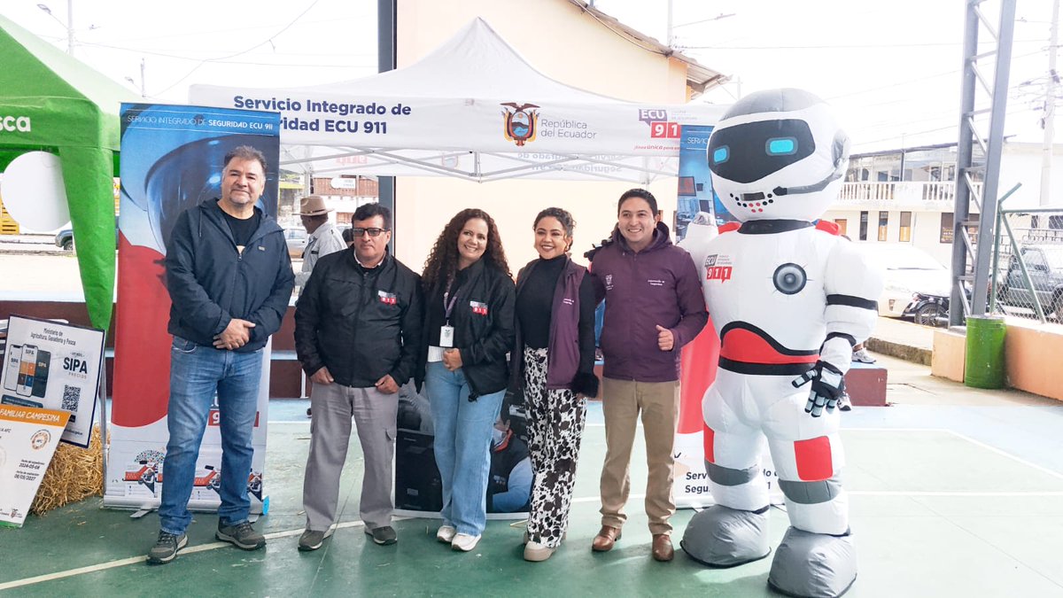 ECU911Ambato's tweet photo. 📍 #Tisaleo | Nuestro superhéroe #Ecutron, junto a @JManceroE, coordinadora Zonal 3, y personal de Vinculación del @ECU911_, participó en las Brigadas Sociales por el Nuevo Ecuador desarrolladas en la parroquia Quinchicoto, cantón Tisaleo.
Durante la jornada se brindó a la ciudadanía información sobre el uso adecuado de la #LíneaÚnicaParaEmergencias 9-1-1 y los servicios tecnológicos que ofrece el ECU 911 para la atención oportuna de emergencias. ✅
