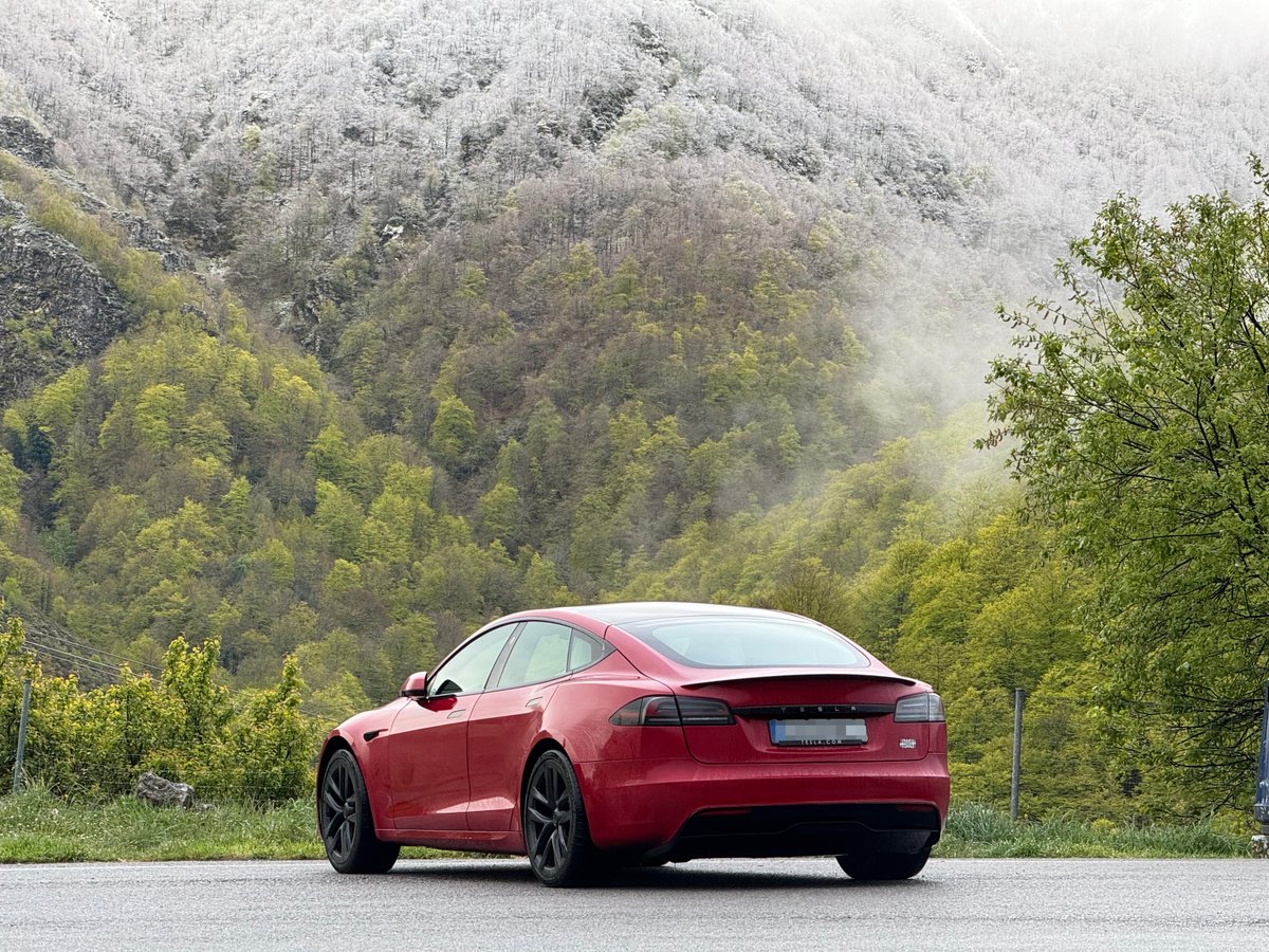 earcos's tweet photo. Bueno gente, creo que es hora. Estoy vendiendo el coche de mis sueños. Mi Tesla Model S Plaid. Solo tiene 50.000 km porque la realidad es que lo uso poquísimo, y paso más tiempo en coches de pruebas que otra cosa. Está cuidadísimo, tiene PPF y todos los extras (llantas de 21 pulgadas, asientos blancos, etc)

No tengo prisa en venderlo y prefiero dejárselo a alguien que lo disfrute más que yo. ¿Interesados? Escríbeme al email: plaid@eduardoarcos.com