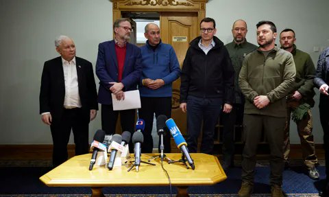 fosz100's tweet photo. @R_A_Ziemkiewicz Sz. Panie @R_A_Ziemkiewicz  można by zacząć od tego.
Właśnie od tego, aby @OficjalnyJK oddał to „świecidełko”
Teraz, dziwnie nikt nie chce pamiętać tego wydarzenia.
Łykali wtedy jak pelikany, a dawali ja dobra ciotka pochodzenia znanego z Oddesy dawała @OficjalnyJK https://t.co/lDFVrlXUWM
