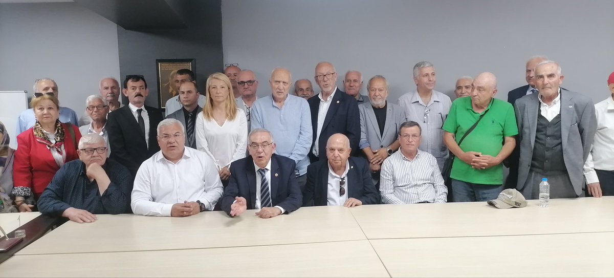 osmanvrol's tweet photo. Geleneksel Bayram kutlamamızı İzmir Milletvekilimiz sayın @DPHaydarAltints İl Başkanımız @GurcanOtegengil ilçe başkanlarımız ve partililerimizin katılımıyla kutladık https://t.co/7TCm0TdbEm