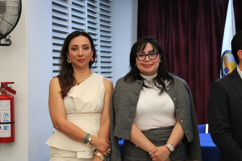 amhi_mx's tweet photo. ¡Cercanía y claridad en salud! 🩺🤝 

Agradecemos a la Casa del Jubilado de @NafinOficial por permitir a nuestros directivos #AMHI presentar los servicios médicos con los que ahora cuentan los derechohabientes y resolver sus dudas. 
#Salud https://t.co/ATWslLKrgg