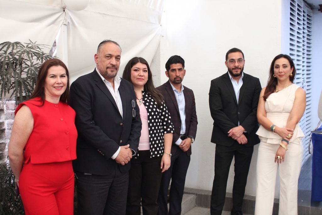 amhi_mx's tweet photo. ¡Cercanía y claridad en salud! 🩺🤝 

Agradecemos a la Casa del Jubilado de @NafinOficial por permitir a nuestros directivos #AMHI presentar los servicios médicos con los que ahora cuentan los derechohabientes y resolver sus dudas. 
#Salud https://t.co/ATWslLKrgg