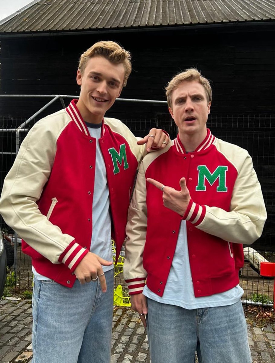 juryend's tweet photo. two    goats    in    one    pic.    💯🤑🤑💥💥 https://t.co/7dm0vFI62C