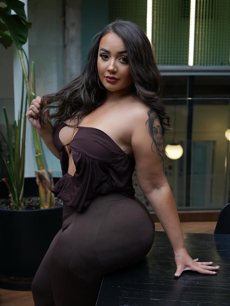 IconicCurves2 tweet media