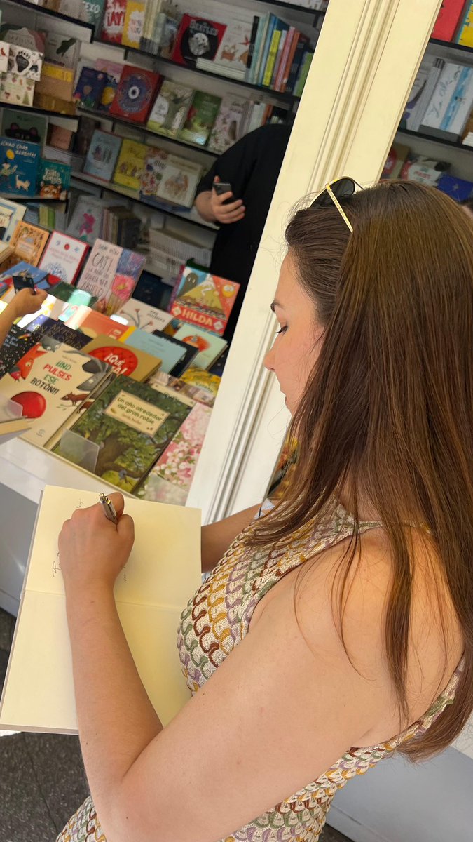 lauramas__'s tweet photo. Hoy, al pasar por la caseta de @Asturlibros (nº32), donde firmaré mañana, dos mujeres han querido llevarse ‘Olimpia’ dedicada.

Cuánto te haces querer a pesar del calor, @FLMadrid. 

#FLMadrid26 https://t.co/Yx3MEBIQMB