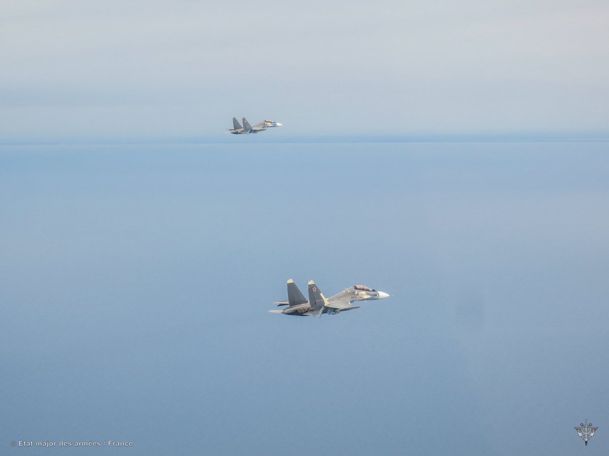 EtatMajorFR's tweet photo. 📍Lituanie | L’alerte sonne. 🚨 Les Rafale décollent. ✈️
 
⚡️ Sous très court préavis, les chasseurs 🇫🇷 quittent Šiauliai 🇱🇹 afin d’escorter les deux SU-30 🇷🇺 qui sont entrés, sans plan de vol, dans l’espace aérien des pays baltes 🇪🇪🇱🇻🇱🇹. 
 
🛡️ Action concrète de la contribution française à la protection du flanc est de l’Europe.