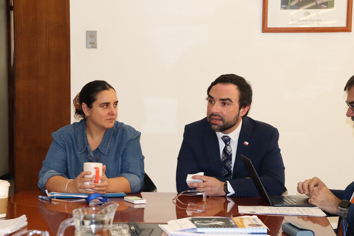 ANFUNTCH_CHILE's tweet photo. Este jueves 28 de mayo, la #ANFUNTCH participó de la Mesa de Personas, que contó con la presencia del Director del Trabajo, David Oddó Beas. En la instancia, insistimos sobre la importancia de dar curso a los procesos de promoción que están detenidos en la Contraloría. https://t.co/cah3AIkiK1
